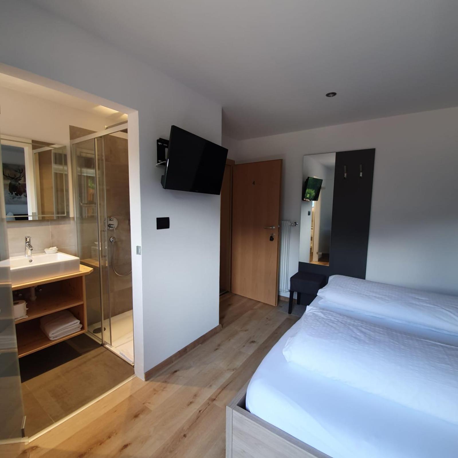 Haus Herta B&B 노바레반떼 객실 사진